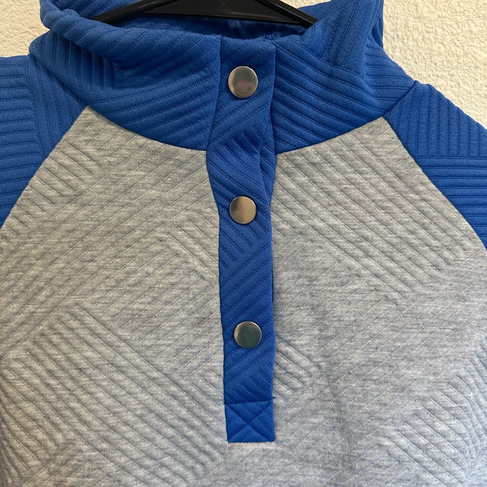 NWOT, size small! Awesome blue color on sleeves fits true to size.